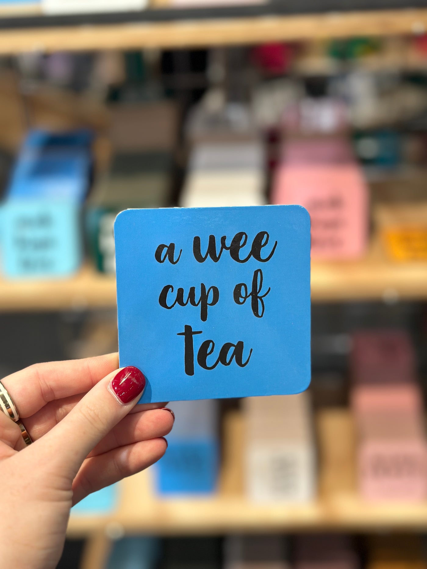 Una pequeña taza de posavasos de té